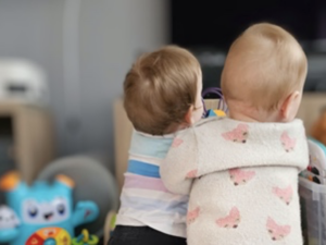 Deux enfants se tiennent par l'épaule