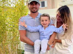 Photo de famille de Mélodie et Edouard avec leur fils, né grâce à un don